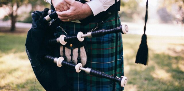 bagpipe, scot, uilleann pipes-349717.jpg
